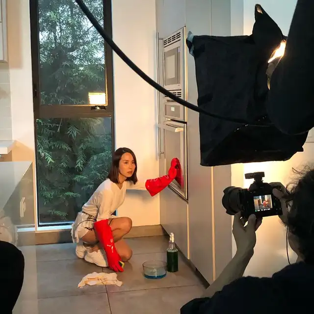 Bong Joon Ho explora cómo es la personalidad de la matriarca de la familia Park en 'Parasite', la ingenua joven madre, interpretada por Cho Yeo Jeong. Bong Joon Ho explora cómo es la personalidad de la matriarca de la familia Park en 'Parasite', la ingenua joven madre, interpretada por Cho Yeo Jeong.