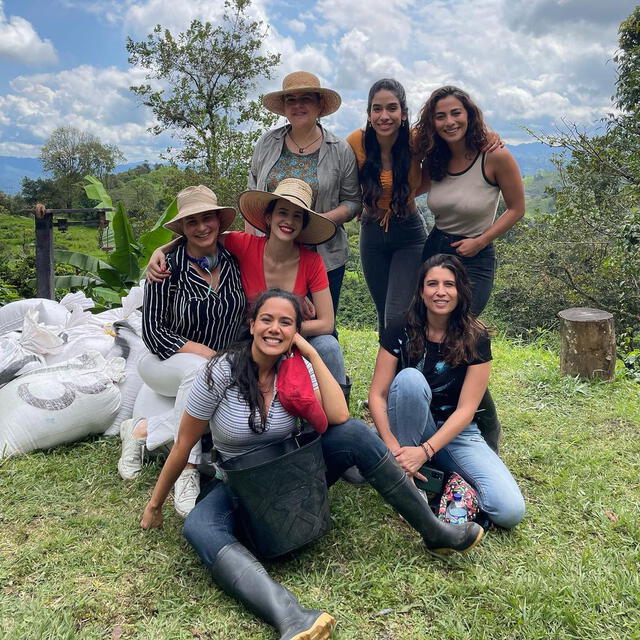 Carmenza González con el equipo de actores de Café con aroma a mujer. Foto: Instagram/@capacho_gonzalezg