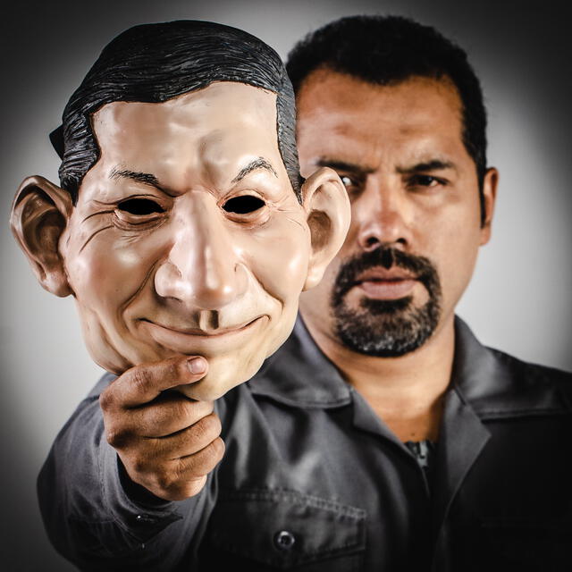 Los actores Andrés Salas y Giovanni Ciccia detrás de las máscaras de Toledo y Fujimori respectivamente.