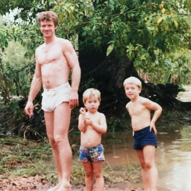 Craig Hemsworth al lado de unos pequeños Liam y Chris