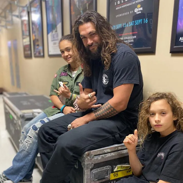Jason Momoa junto a sus hijos en el backstage de Guns N' Roses