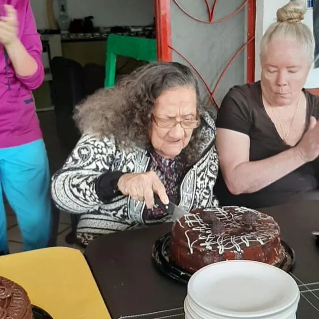 Madre de Eduardo Yáñez celebrando su último cumpleaños en octubre de 2019.