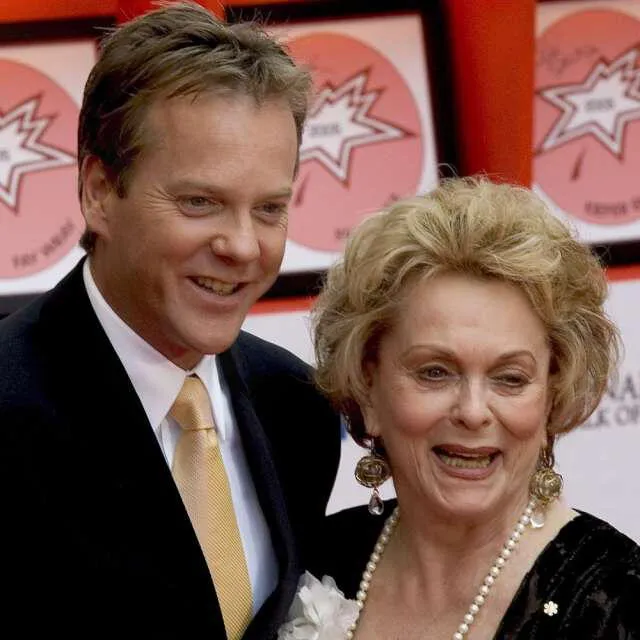 Kiefer Sutherland y su madre, Shirley Douglas, mostraron públicamente su buena relación en más de una ocasión. (Foto: Getty)
