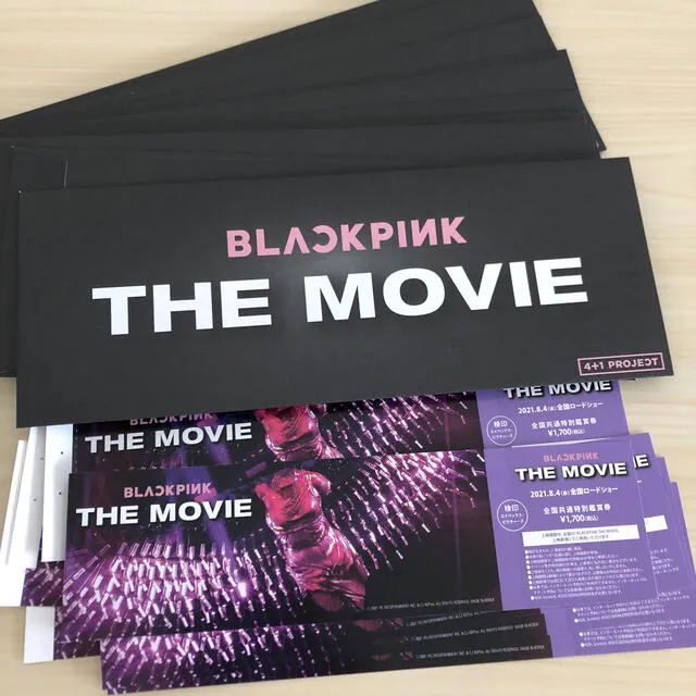 Goods de BLACKPINK The Movie en Japón. Foto: vía Twitter