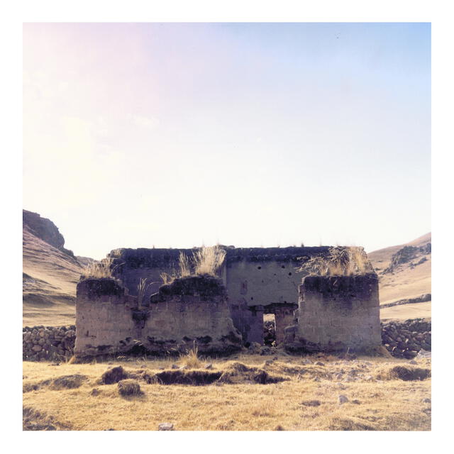 Ruinas. Imagen de la serie “Chunniqwasi”, de la artista Natalia Iguíñiz. Foto: difusión