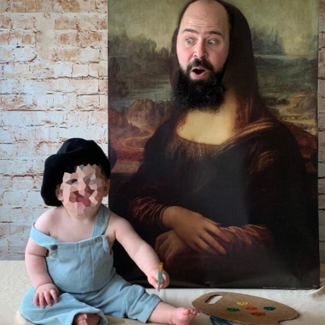 El hombre utilizó el cuadro de La Gioconda para crear otra escena para sus imágenes con su bebé. Fotos: captura de TikTok