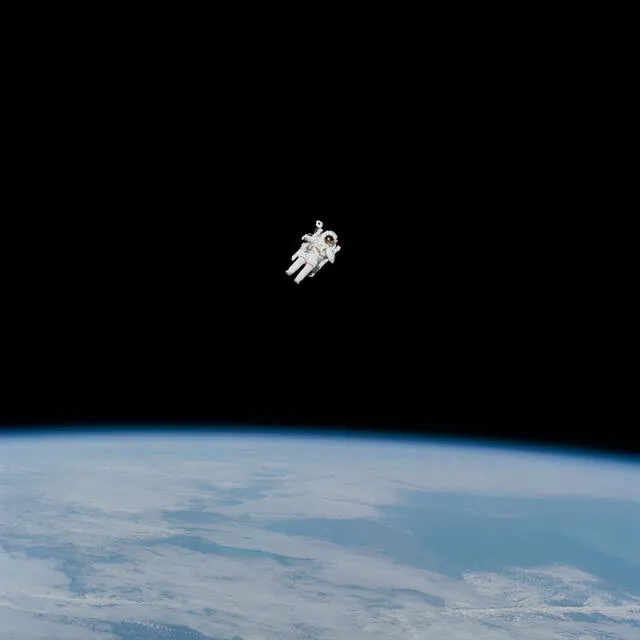 En febrero de 1984, Bruce McCandless se convirtió en el primer astronauta en moverse en el espacio sin estar conectado a una nave espacial. Foto: NASA