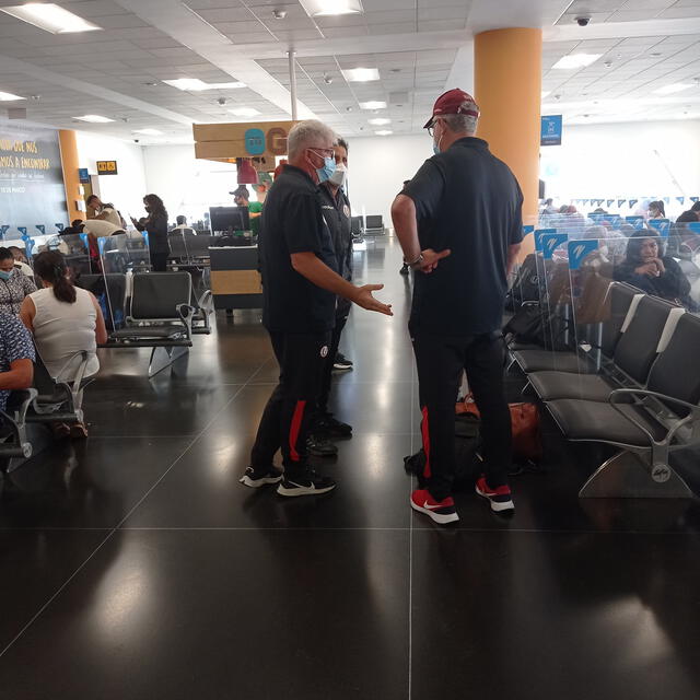 El plantel merengue se encuentra en el aeropuerto Jorge Chavez esperando una solución al tema. Foto: Tvxnoticias.