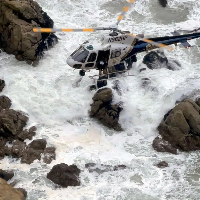 La pareja de esposos tuvo que ser salvada con la ayuda de un helicóptero. Foto: AP