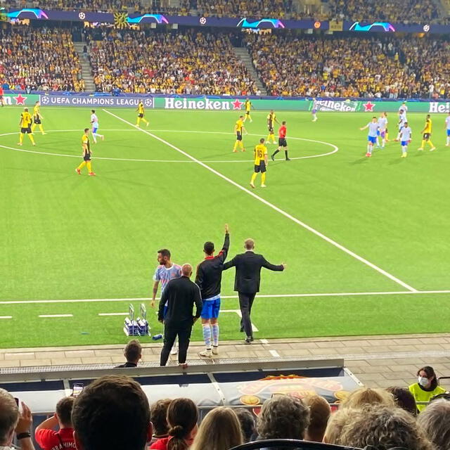 Cristiano Ronaldo se paro al lado del técnico Ole Gunnar Solskjær para dar indicaciones a sus compañeros del Manchester United. Foto: Twitter