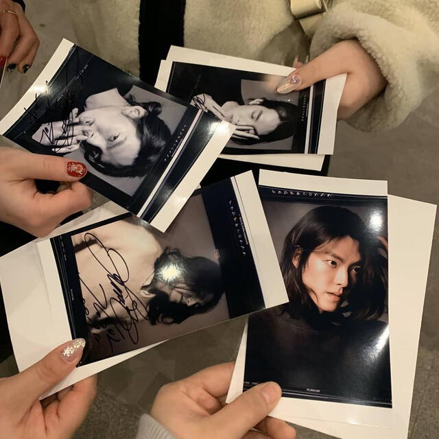 Los fans compartieron en línea las fotografías autografiadas que recibieron de Kim Woo Bin