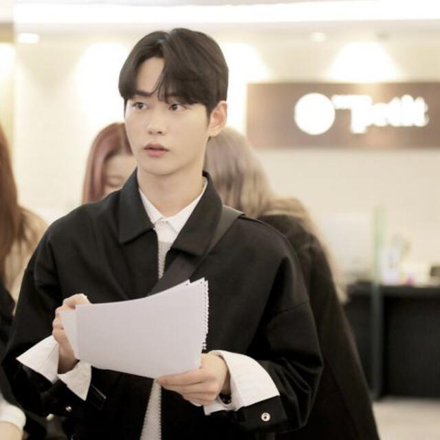 Lee Se Jin repasando el guion en las grabaciones del dorama Oppa Will Date Instead.