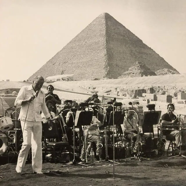 Frank Sinatra dio un concierto al pie de las pirámides. Foto: Embajada de la república árabe de Egipto en Canberra
