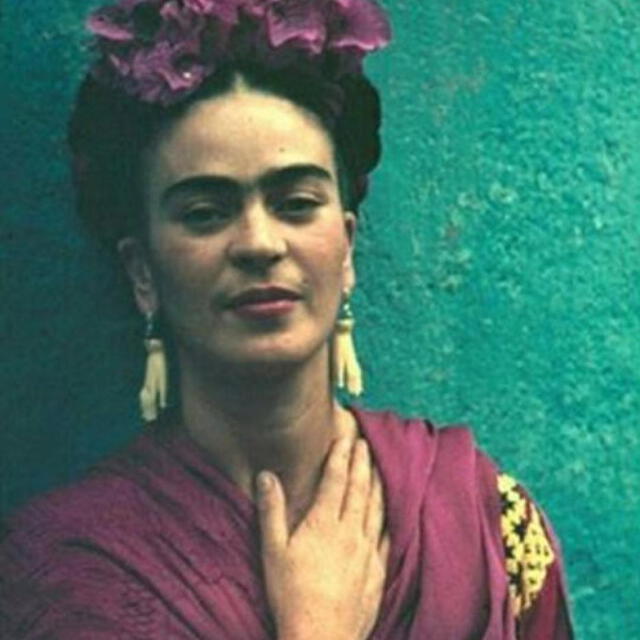 Frida Kahlo es considerada como un ejemplo del feminismo porque desafió los estereotipos de género.