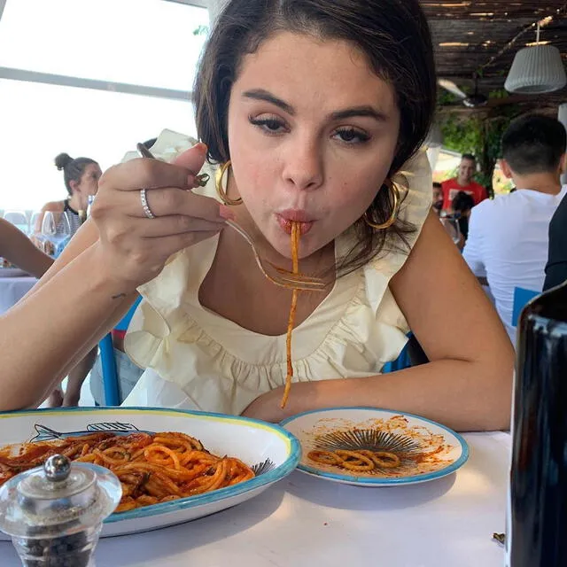 Selena Gómez degustando pasta con salsa de tomate
