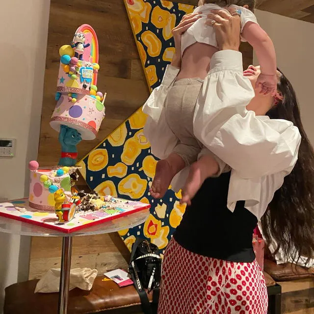 Bella Hadid comparte foto cargando a su sobrina. Foto: Instagram/Bella Hadid