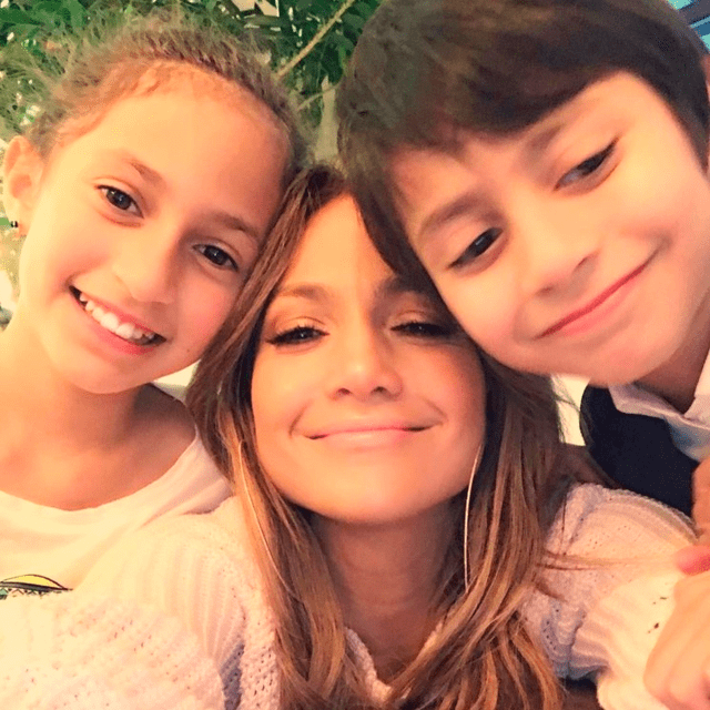Jennifer Lopez y sus hijos Emme y Max.