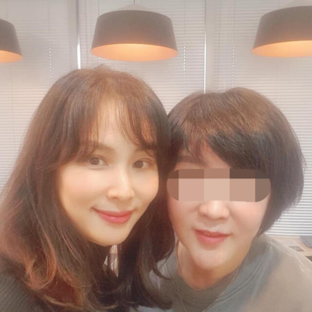 Go So Young apareció en una peluquería después del escándalo sexual de su esposo Jang Dong Gun. Fuente: Instagram, 3 de febrero 2020.