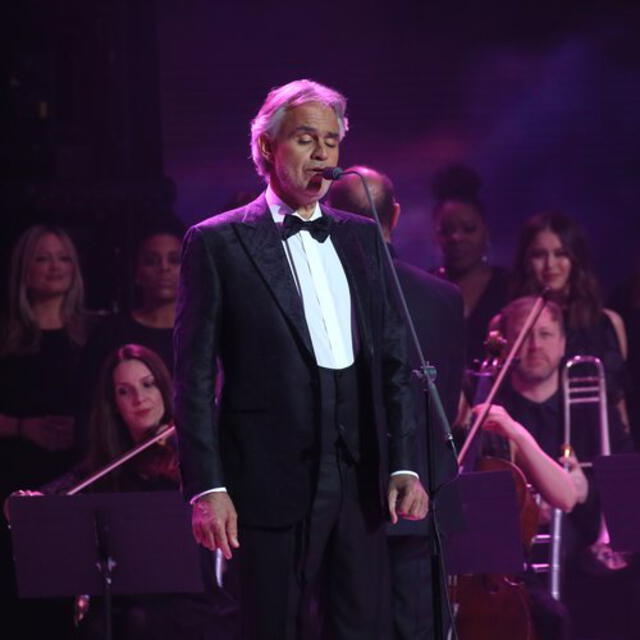 Andrea Bocelli tiene 61 años y es uno de los tenores más exitosos en el mundo.