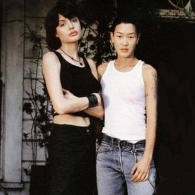 En la década de los 90, Angelina Jolie tuvo un romance con la modelo Jenny Shimizu. Foto: captura/Twitter