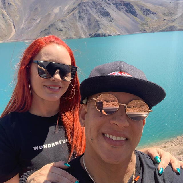 El reguetonero junto a su esposa durante un reciente viaje. (Foto: Instagram)