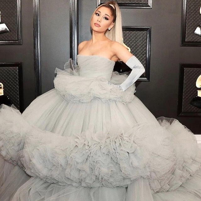 Ariana Grande en la alfombra roja de los Grammy