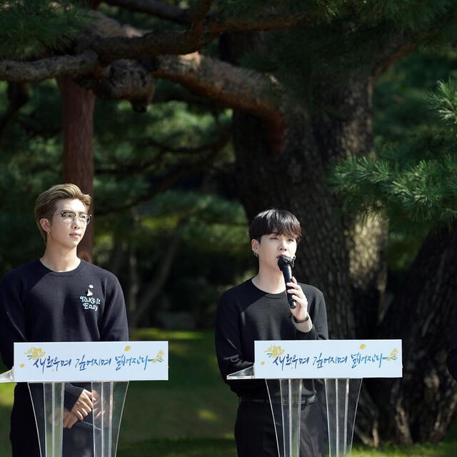 Fotografías de RM, Jin, Suga, Jimin, J-Hope, V y Jungkook de BTS en la Casa Azul. Créditos: @thebluehouse_kr