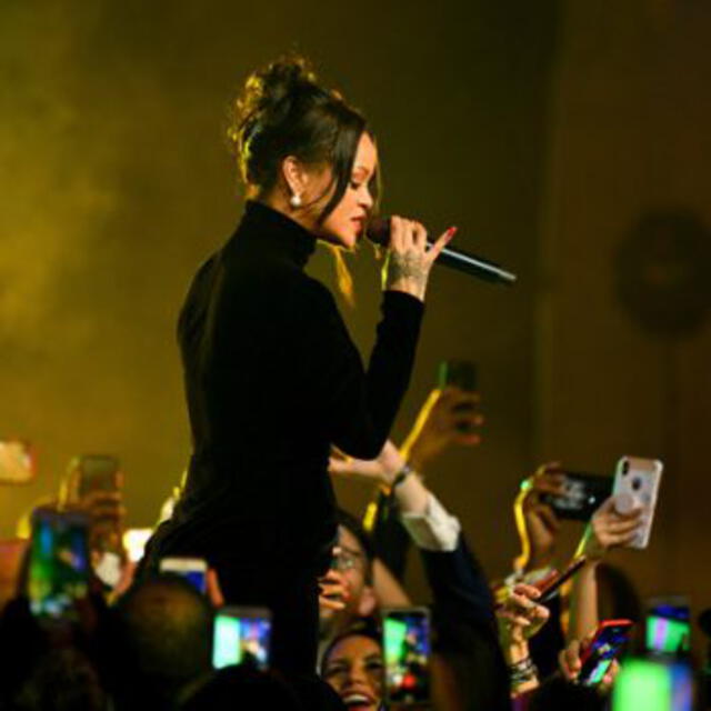 Rihanna cantando al lado de Pharrel