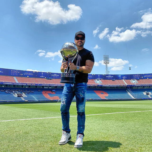 Luis Fonsi carga la Copa Sudamericana. Foto: Instagram.