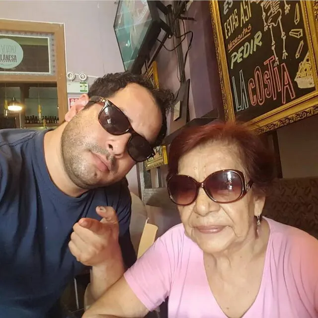 Fotografía de Junior Silva cona su abuela publicada junto al emotivo mensaje del actor de "Al fondo hay sitio". Foto: Instagram/juniorsilvaof.