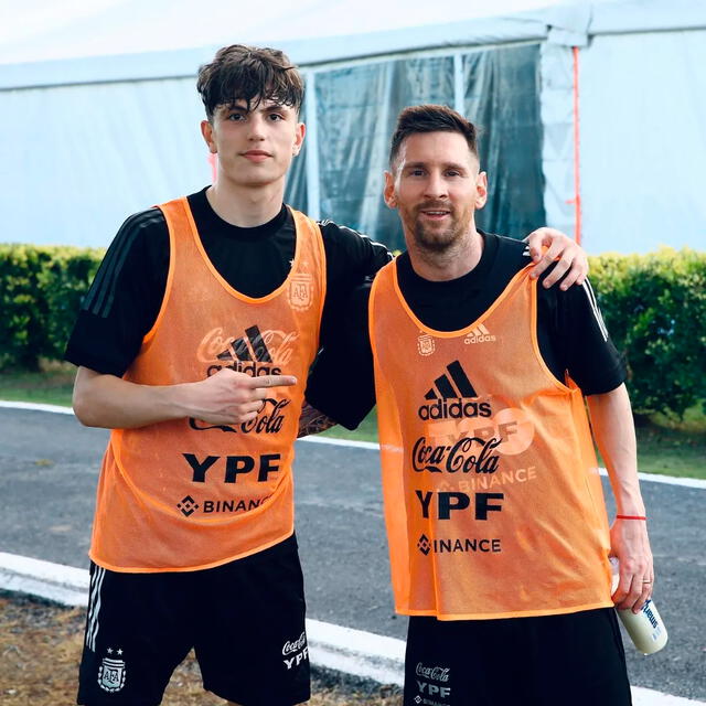 Alejandro Garnacho en los entrenamientos de la selección argentina junto a Lionel Messi. Foto: Instagram Alejandro Garnacho