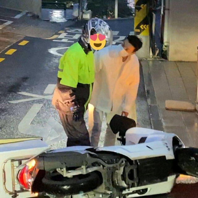 Fotografía de Donghae ayudando a motociclista. Foto: Twitter