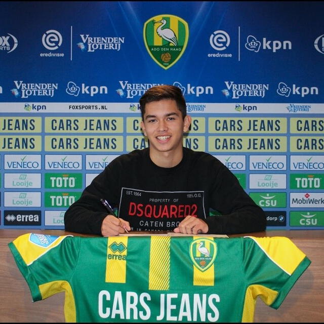 Kaj van Houwelingen firmando su primer contrato en el 2020. Foto: ADO Den Haag/Twitter.