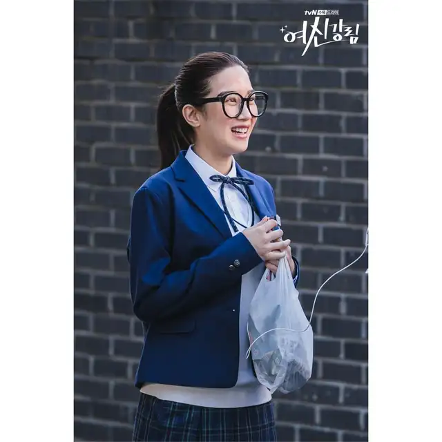 Moon Ga Young interpretando su personaje Lim Jugyeong de True Beauty. Foto tvN