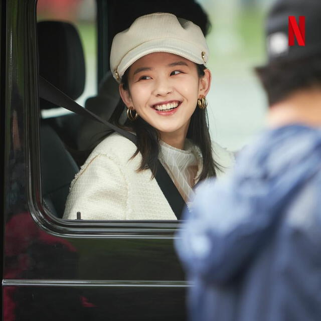 Kim Si Eun en detrás de escena para Love Alarm. Foto: Netflix