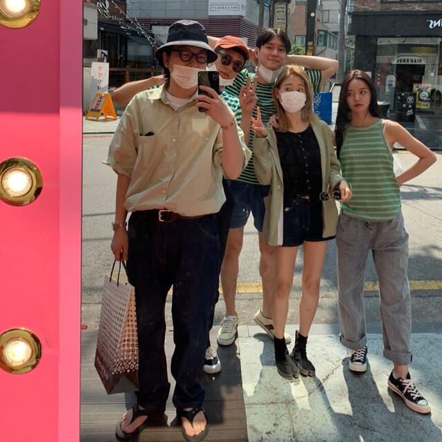 Reply 1988: Park Bo Gum, Go Kyung Pyo, Hyeri de Girl’s Day, Lee Dong Hwi y Ryu Hye Young posan para una foto del recuerdo. Instagram Go Kyung Pyo