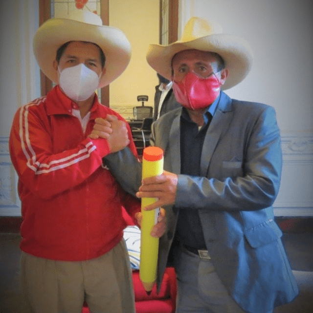 3.6.2021 | Fotografía del candidato Pedro Castillo y el cantante Silverio Urbina tomada en el local partidario de Perú Libre. Foto: Silverio Urbina / Facebook fans