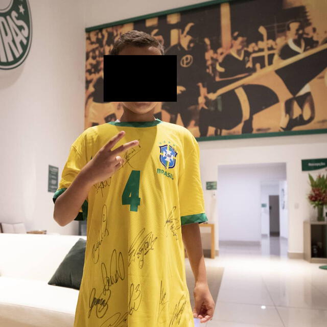 Niño con la camiseta de Brasil firmada por los jugadores. Foto: Lucas Figueiredo | CBF