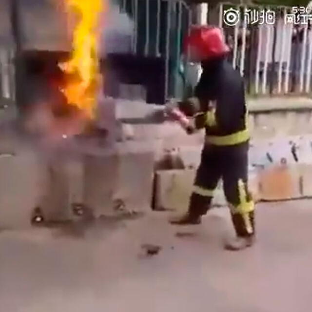 En el video se ve como un bombero agita la gaseosa y la usa como extintor.