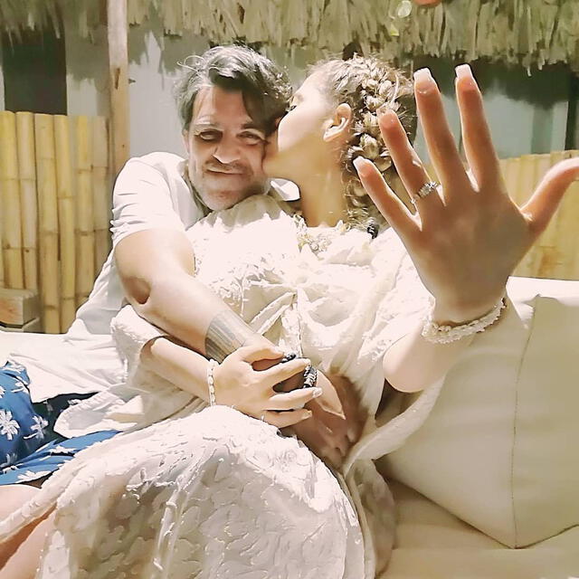 Novio de Sandra Muente, de 53 años, la sorprende con anillo de compromiso