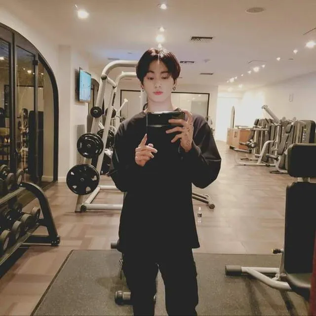 Jungkook en una antigua selfie de gimnasio. Foto: Twitter