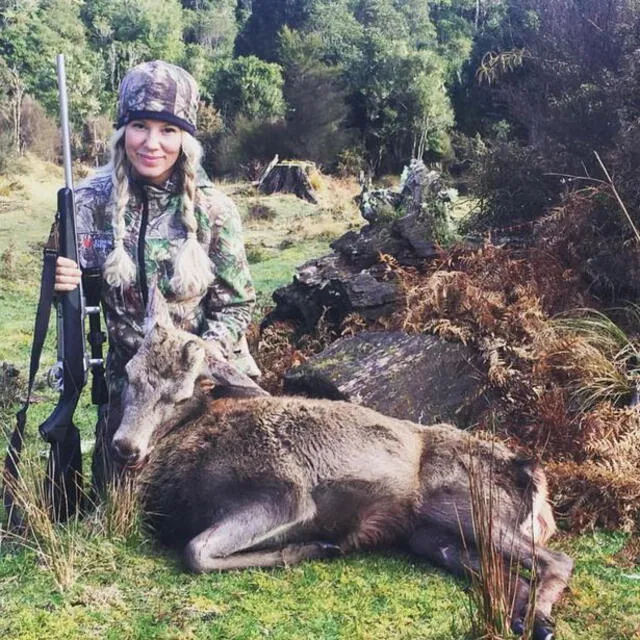Rachel Carrie, la cazadora que alimenta a su familia con la carne de sus presas [FOTOS]