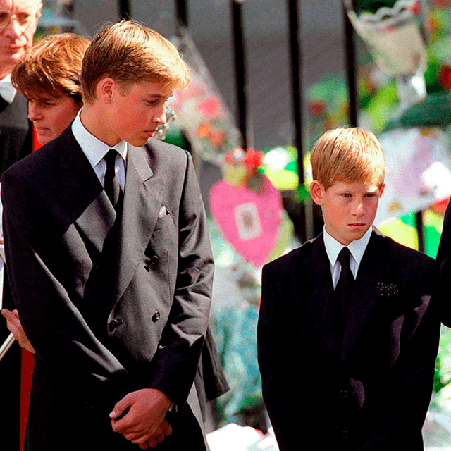 Los príncipes William y Harry en el funeral de Lady Di.