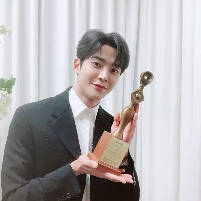Ro Woon publicó esta fotografía sosteniendo su premio Grimae. 5 de diciembre del 2019.
