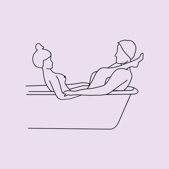 La bañera puede ser un lugar especial para crear intimidad. Foto: The every girl