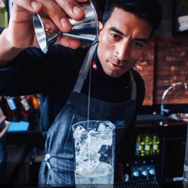 ¿Quién es Juan Ruiz, el barman que se hizo viral por preparar cócteles con frascos de mermelada?
