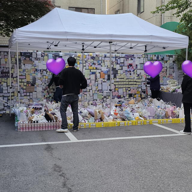Espacio conmemorativo de Moonbin en Fantagio. Foto: Twitter/JuA_YOON0321 Espacio conmemorativo de Moonbin en Fantagio. Foto: Twitter/JuA_YOON0321