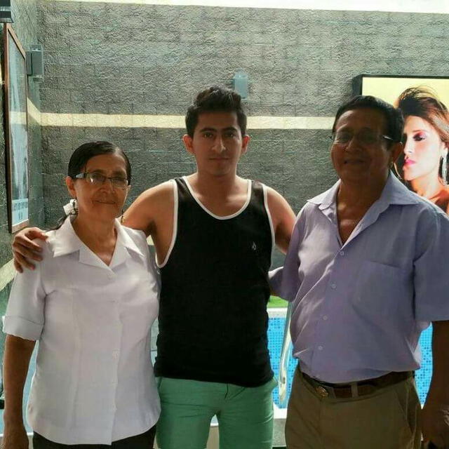 Leodan Guerrero Neira junto a sus padres, Eladia Neira García y Pedro Guerrero Meléndez. Foto: Leodan Guerrero Neira/Facebook<br><br>    