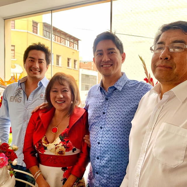  El doctor Fong junto a sus padres y hermano. Foto: Doctor Fong/Instagram<br><br>    