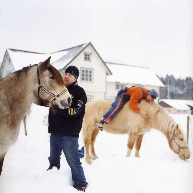 En Bastoy, los prisioneros pueden disfrutar de cuidar caballos. Foto: Espen Eichhöfer/Insider   